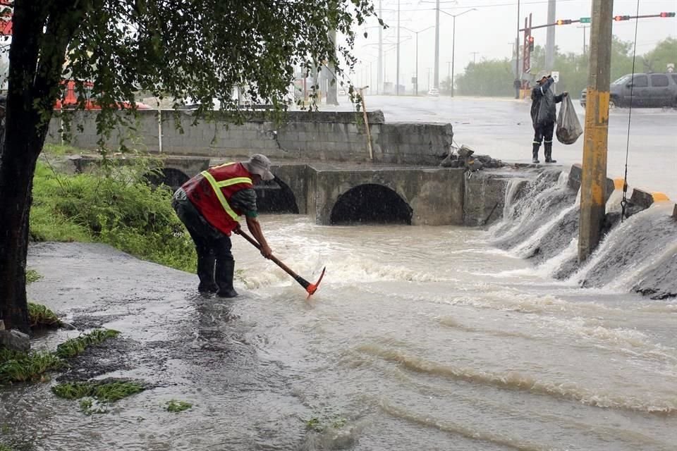 Personal de Servicios Públicos de Monterrey limpió las alcantarillas de drenaje pluvial de algunas avenidas de la Ciudad.