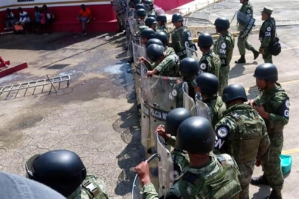 Elementos de la Guardia Nacional se mantienen vigilantes en el área.