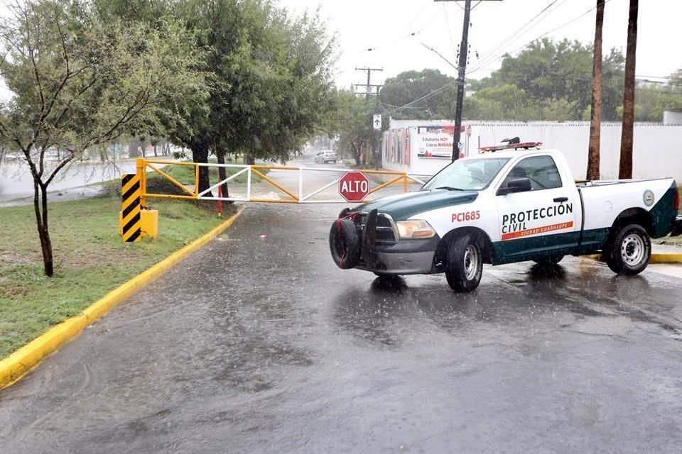 La lateral de la Avenida Eloy Cavazos, en Guadalupe, fue cerrada a la circulación.