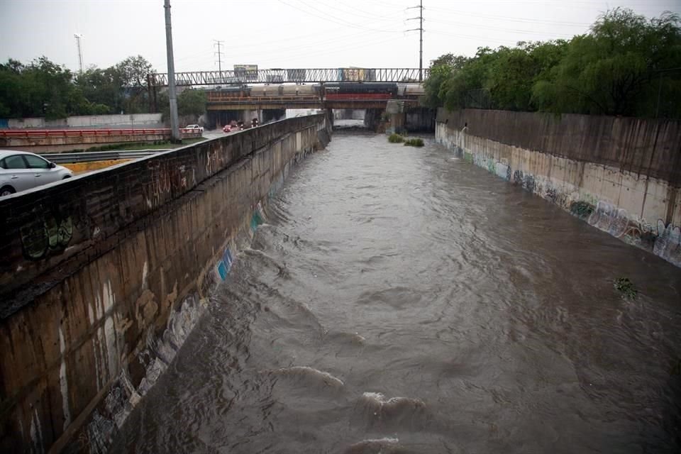 La lluvia constante ha dejado encharcamientos importantes en Manuel L. Barragán.