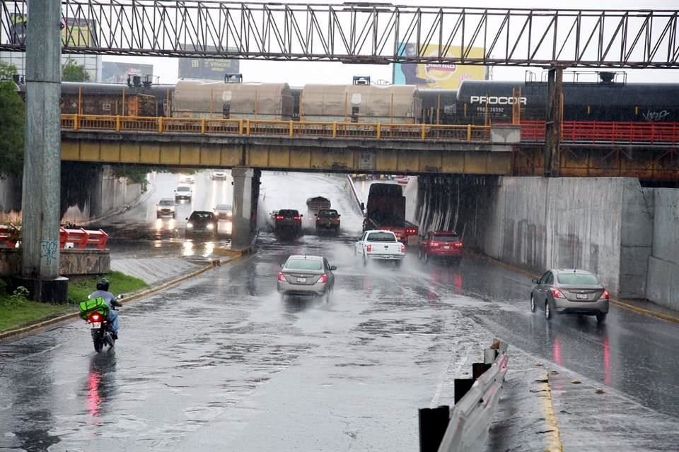 La lluvia constante ha dejado encharcamientos importantes en Manuel L. Barragán, antes de llegar a la calle Francisco Villa, a la altura de la Colonia Residencial Periférico, en San Nicolás.