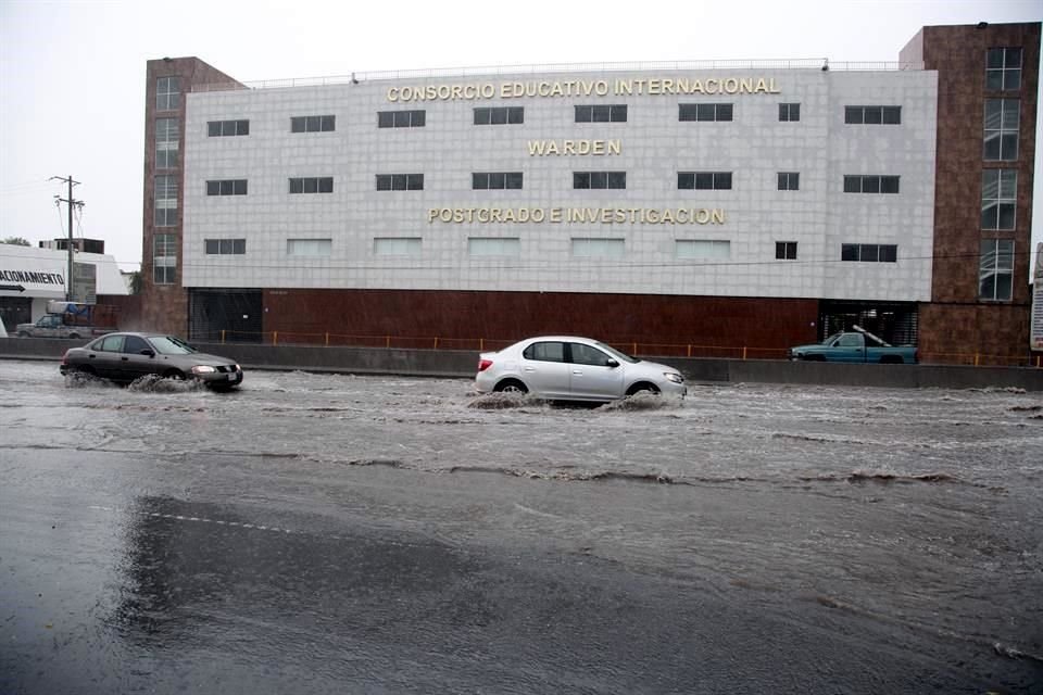 La lluvia constante ha dejado encharcamientos importantes en Manuel L. Barragán.