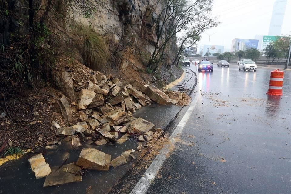 Al menos dos carriles de la circulación hacia San Pedro quedaron obstruidos en la Avenida Gómez Morín, luego de registrarse un deslave debido a la humedad.