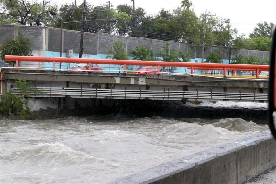 Alrededor de las 14:30 horas se confirmó que puntos como el Arroyo Topo Chico y Las Puentes, y De la Juventud alcanzaban un 70 por ciento.