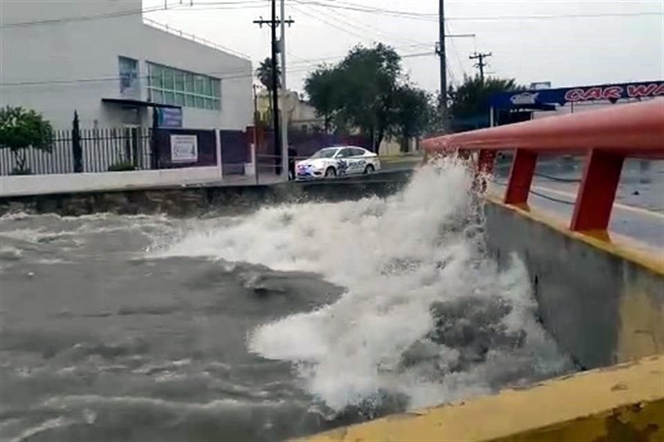 Autoridades implementaron un plan para evacuar familias cercanas al punto y cerrar las vialidades por completo en esa zona.