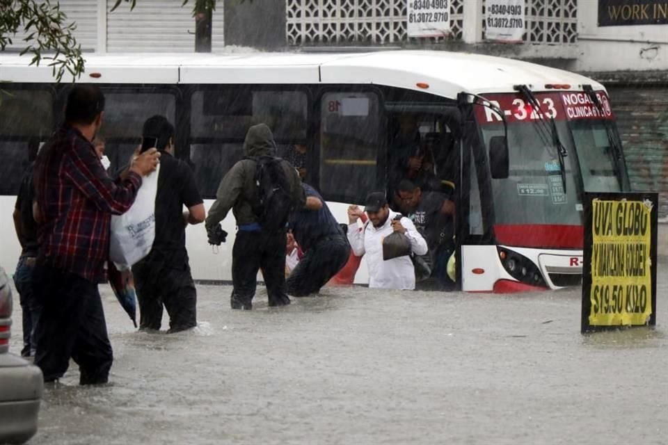 El incidente se reportó alrededor de las 16:50 horas sobre la mencionada avenida entre el arroyo El Topo Chico y la calle La Noria, a la altura del cuarto sector de la Colonia Las Puentes.