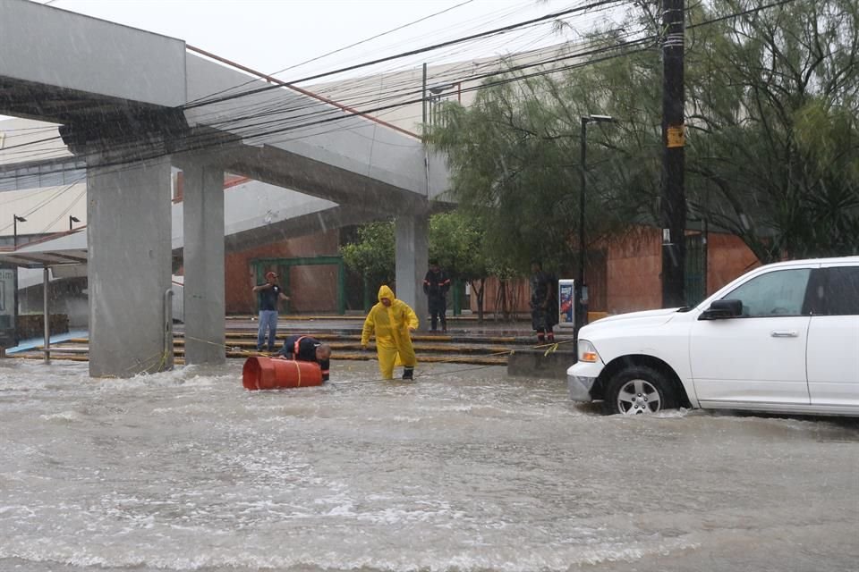 Inundaciones en el Bulevar Díaz Ordaz, frente a la Clínica 7 del IMSS.