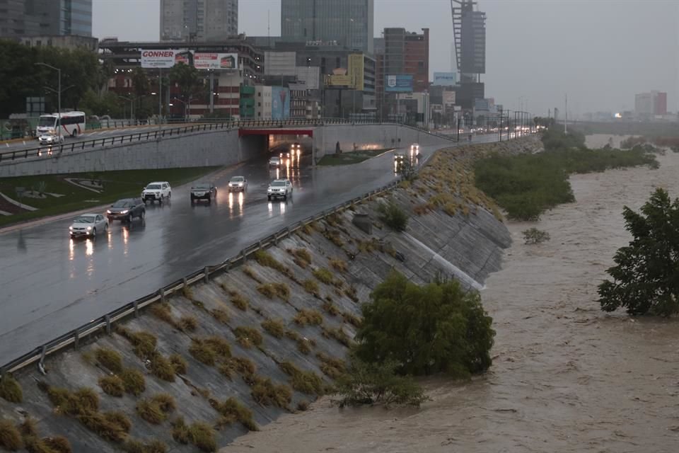 Las fuerte lluvias elevaron el nivel del Río Santa Catarina.