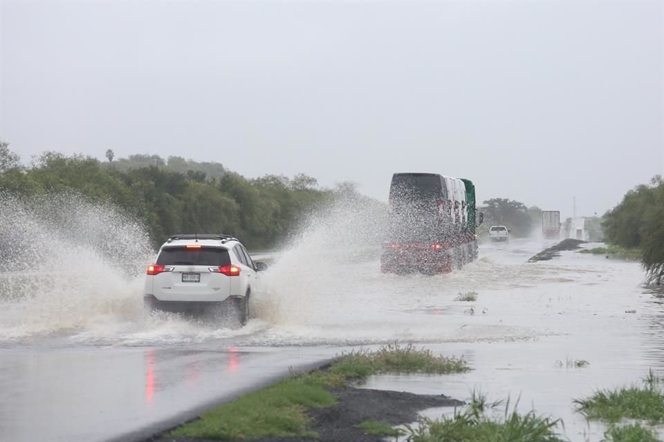 Pese a los encharcamientos en la carretera, algunos conductores optaron por pasar.