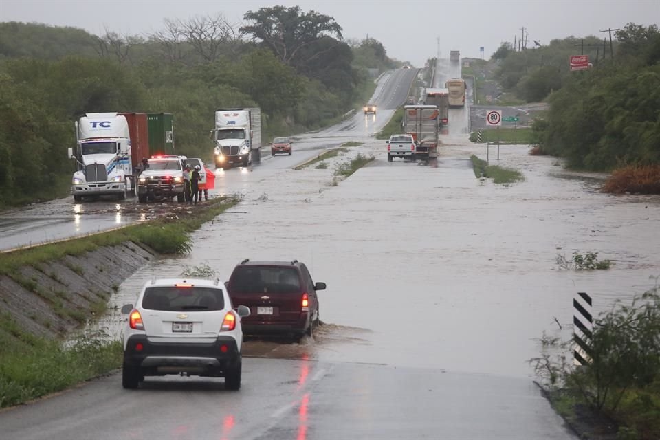 El desbordamiento de un paso de agua en la comunidad La Cruz, derivó a que se cerrara por unos minutos la Carretera Nacional