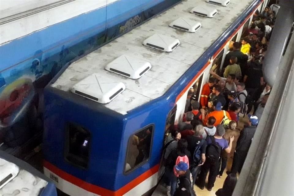 Pese a no ser hora pico, algunos vagones del Metro van más saturados que de costumbre.