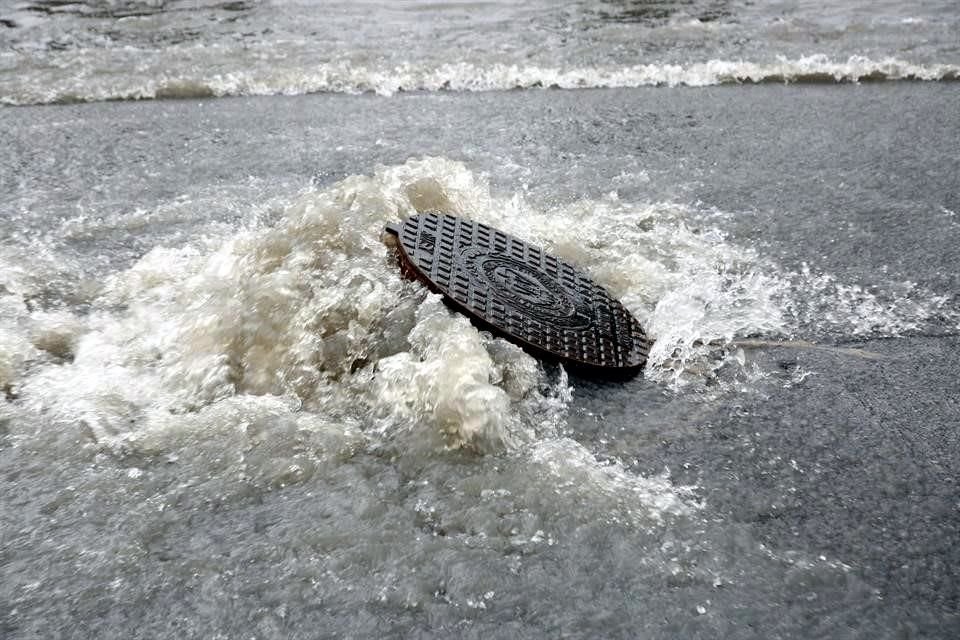 Las alcantarillas en la Av. Barragán, en Escobedo, quedaron colapsadas tras las lluvias.