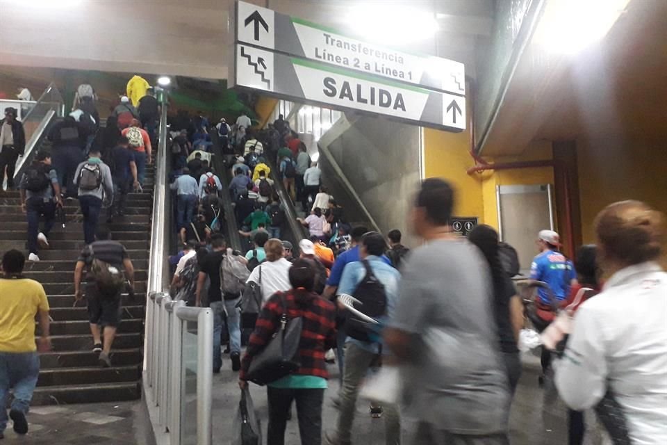 Estaciones del Metro fueron saturadas por regios que salieron temprano de sus trabajos por las lluvias.