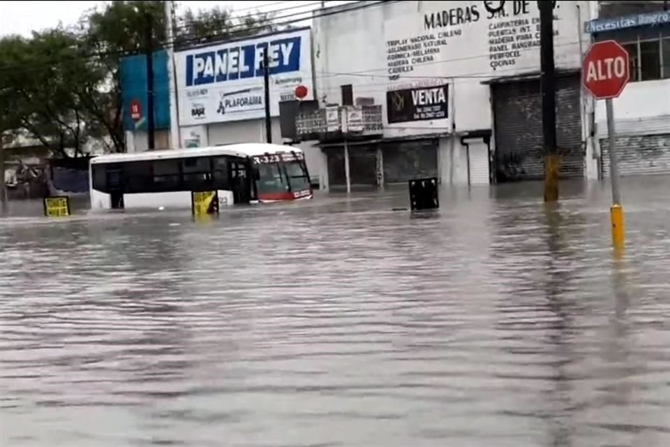 Un camión de la Ruta 323 quedó varado sobre la Av. Santo Domingo, los pasajeros tuvieron que salir por sus propios medios, en San Nicolás.