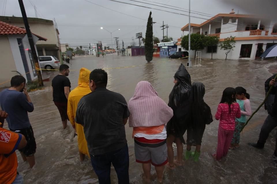 También se reportaron inundaciones en la Avenida las Puentes, en San Nicolás.