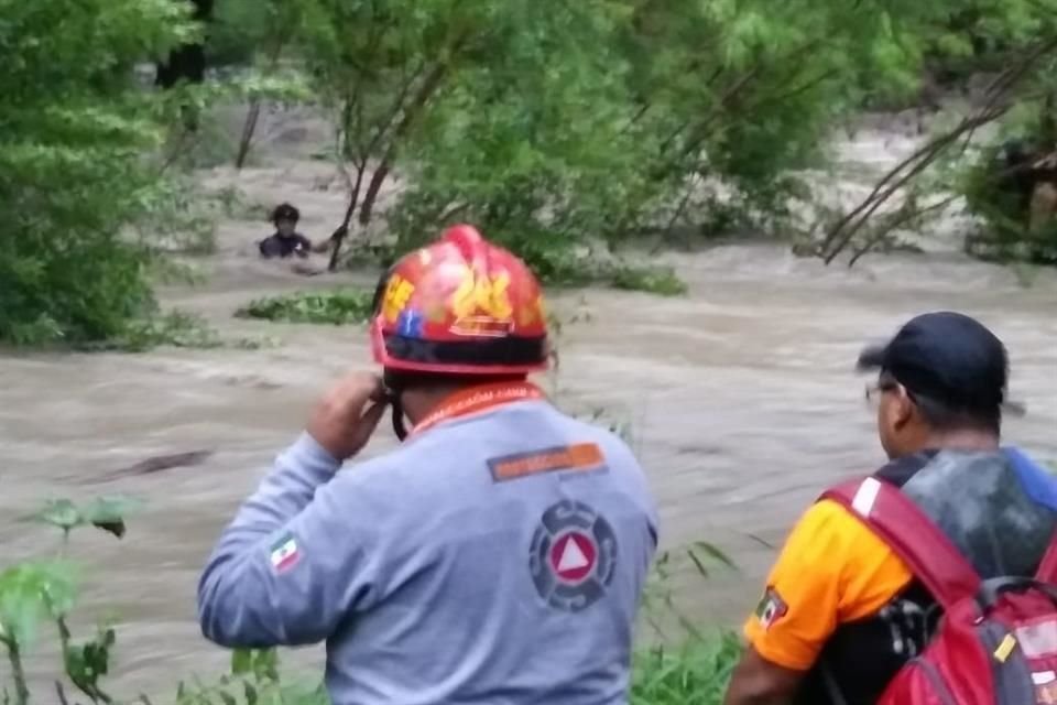 Se informó que los tres hombres se encontraban descansando cuando fueron arrastrados por la corriente.