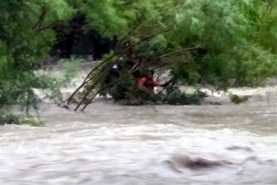 Elementos de Protección Civil de Guadalupe rescataron de la corriente del Río La Silla a tres migrantes hondureños que quedaron atrapados, a la altura de la Colonia Azteca.