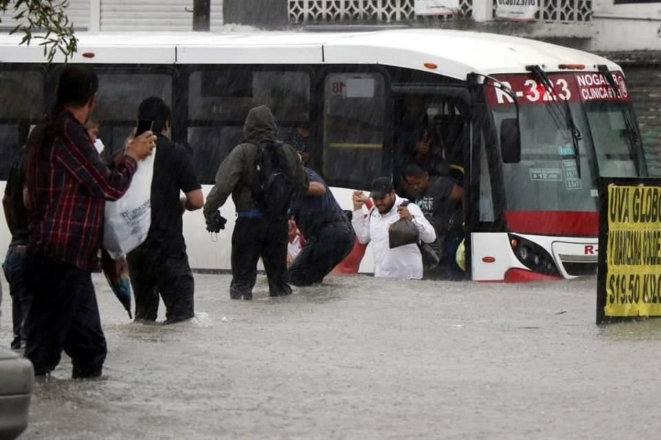 En la Avenida Santo Domingo, unas 10 personas fueron auxiliadas por empleados municipales para salir de un camión varado de la Ruta 323 y ponerse a salvo.