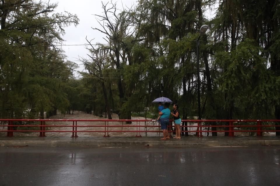 Al lugar también se han dado cita ciudadanos del municipio que acuden a tomarse foto y que son alertados por la autoridad del riesgo.