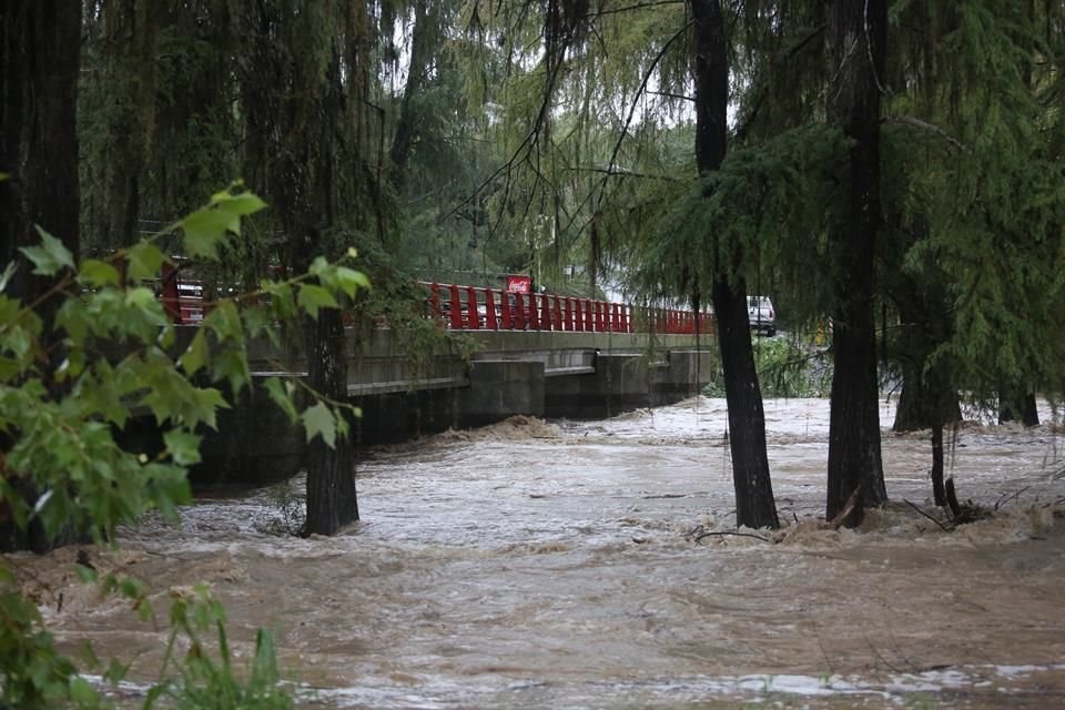  El Río Ramos, en Allende, estuvo a punto de desbordarse en varios puntos, que fueron vigilados por oficiales de Tránsito.