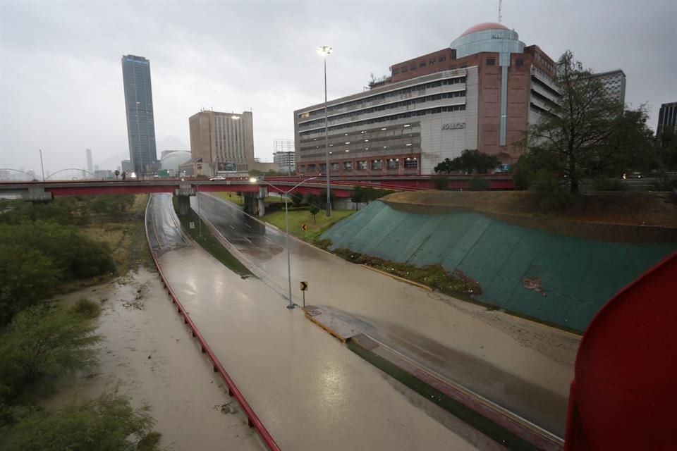 Ante el desbordamiento del Río Santa Catarina, a la altura del Multimodal Zaragoza, la vialidad en la zona fue cerrada a la circulación.