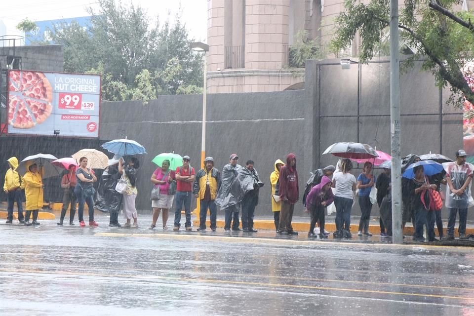 Usuarios del transporte sufrieron por falta de camiones.