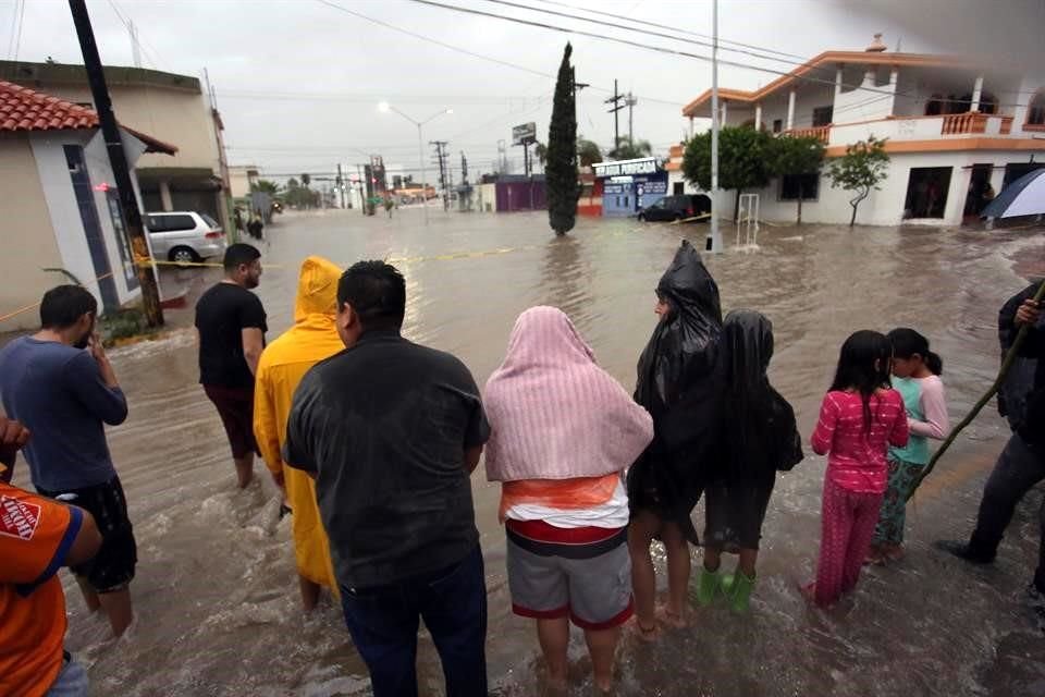 Vecinos en la Avenida Las Puentes en San Nicolás son auxiliados por elementos de rescate.