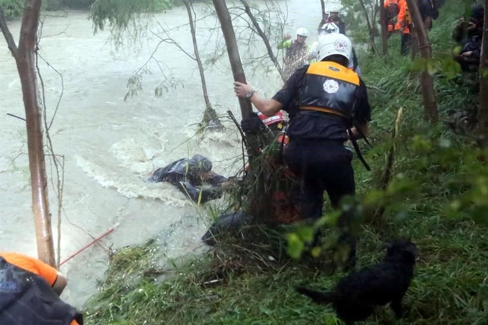 Las personas fueron sujetadas con cuerdas y provistas de chalecos salvavidas.