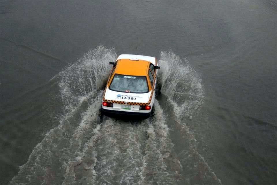 Unidades de taxi seguían transitando por Almazán y Rodrigo Gómez.