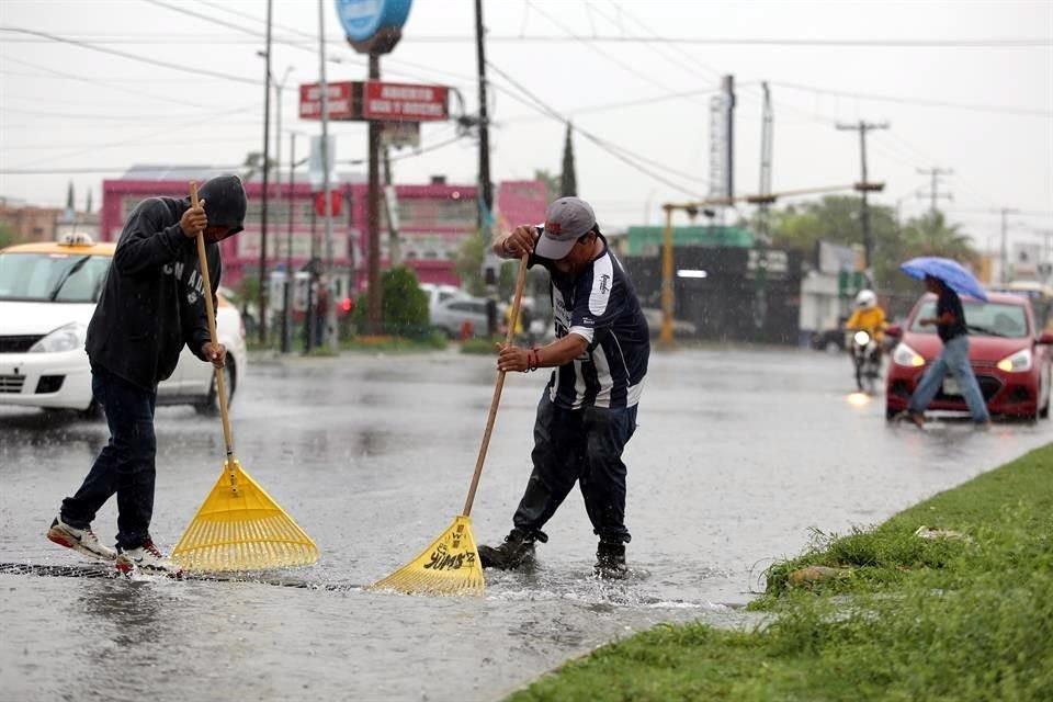 En la Colonia Ébanos en Apodaca, vecinos limpiaron las alcantarillas para evitar más inundaciones.