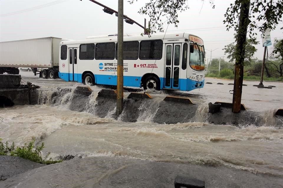 Una unidad de la Ruta 117 en Avenida Concordia y Carretera Mezquital, en Apodaca.