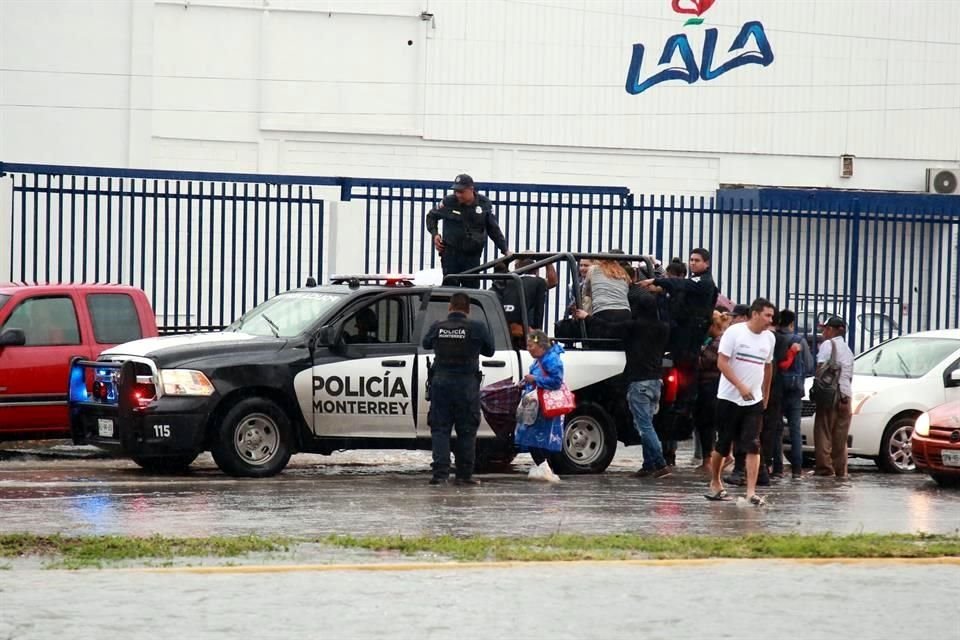 Elementos de Policía de Monterrey rescata a pasajeros de camiones en la Avenida de Bernardo Reyes.