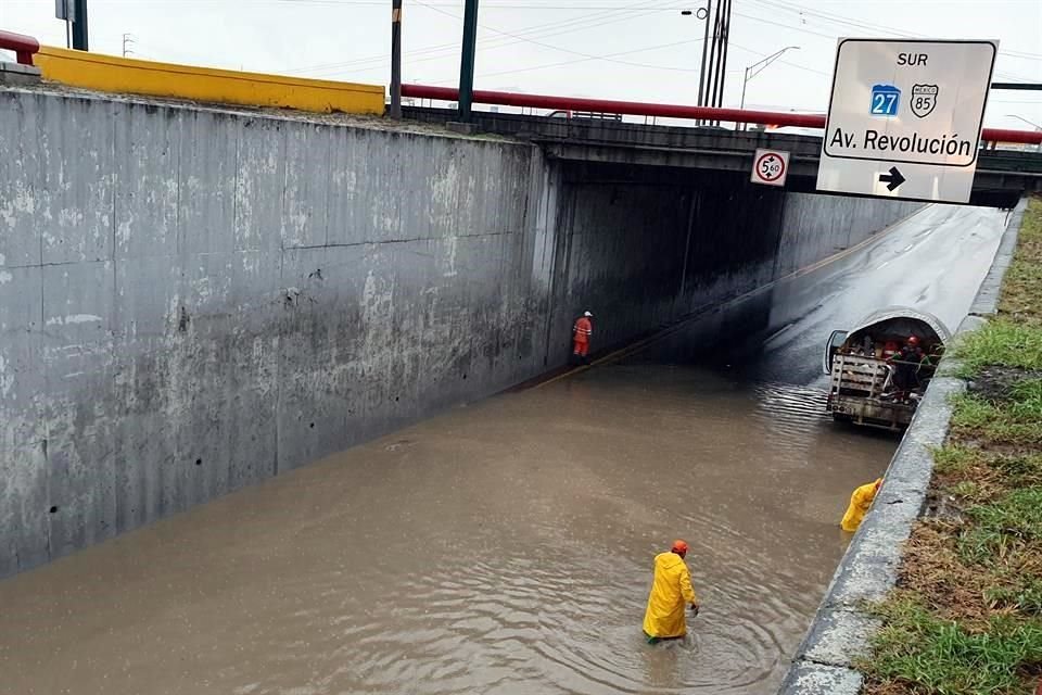 Carriles de la Avenida Constitución a la altura de Revolución fueron cerrados por la acumulación de agua.