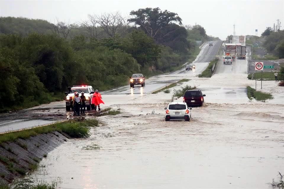 La carretera nacional rumbo a Linares está colapsada en algunos puntos.