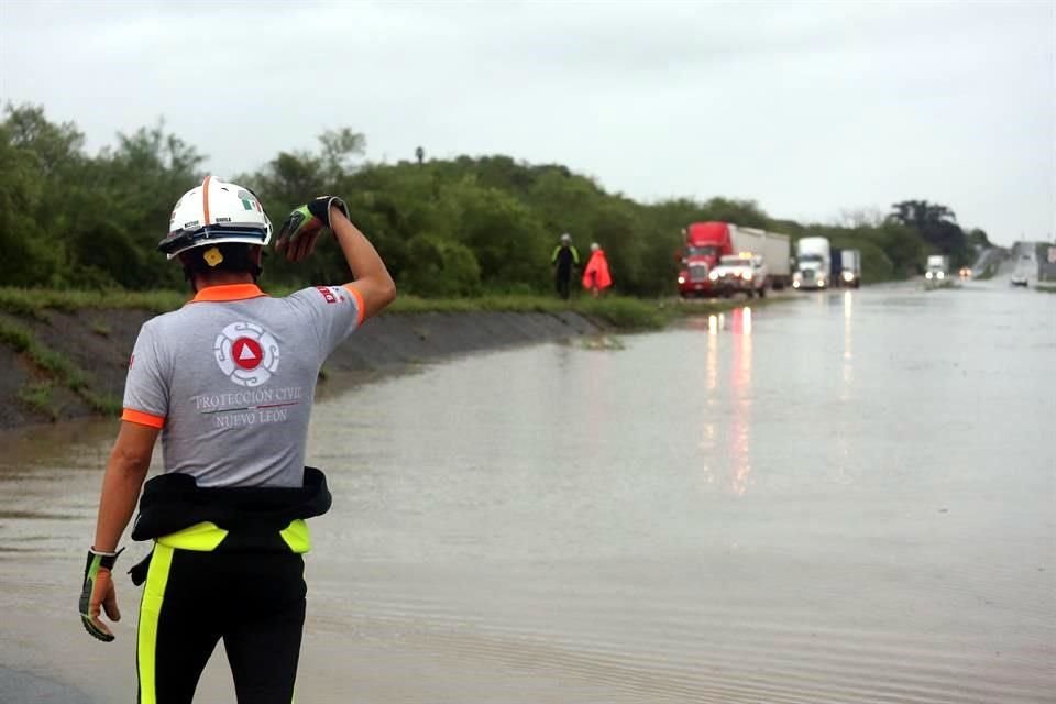 Elementos de Protección Civil apoyan en la Carretera Nacional a Linares.