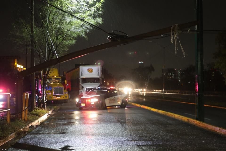 Los traileros que circulaban hacia el sur no tuvieron más opción que detenerse en el carril de baja velocidad en los carriles tradicionales.