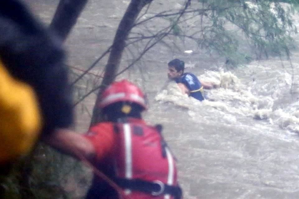 Las personas fueron sujetadas con cuerdas y provistas de chalecos salvavidas.