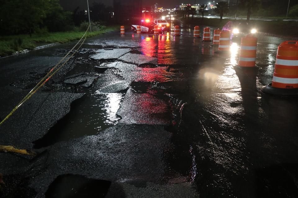 Cierran carril en Av. Paseo de los Leones por presentar pavimento dañado por las lluvias a la altura de la Calle Cumbres Allegro.