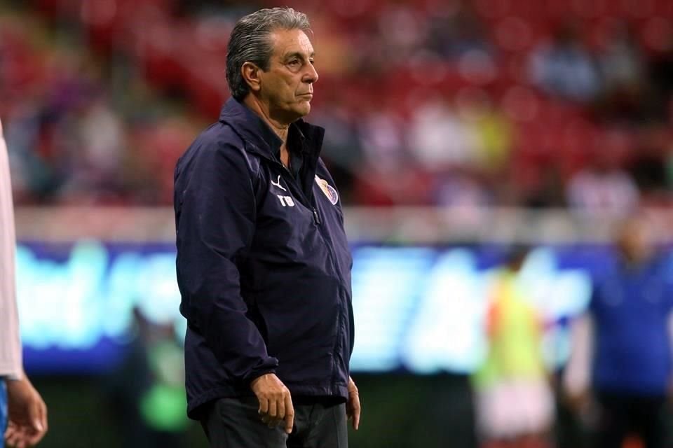 Tomás Boy no logró levantar a Chivas y se va por la puerta de atrás.