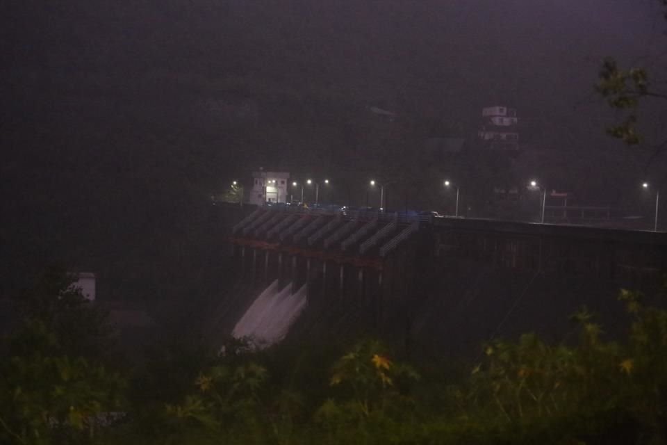 En punto de las 23:00 horas se abrieron dos de las compuertas de la Presa 'La Boca' para desahogar el agua que se acumuló por las fuertes lluvias.