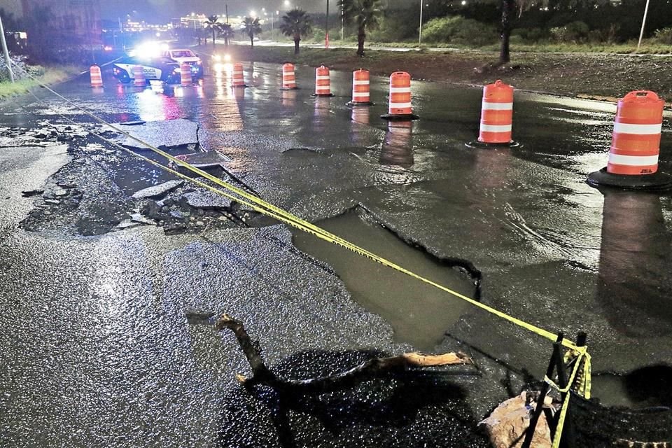 Un tramo de la Avenida Leones fue cerrado parcialmente por daños en el pavimento a la altura de Cumbres Alegro.