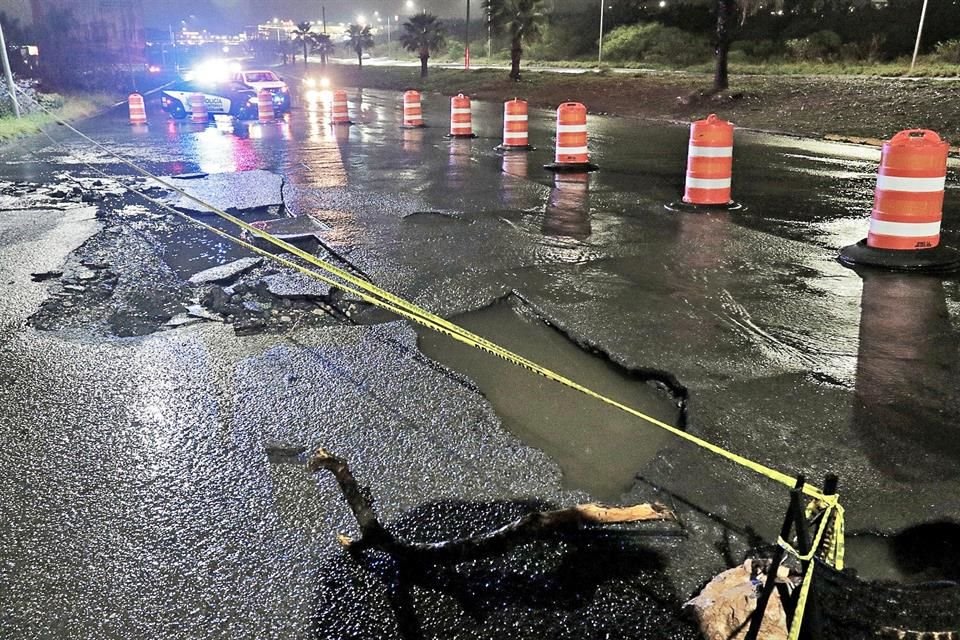 Un tramo de la Avenida Leones fue cerrado parcialmente por daños en el pavimento a la altura de Cumbres Allegro.