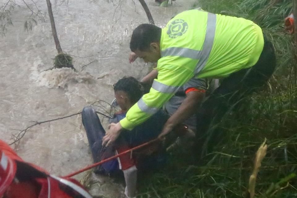 Tres hondureños fueron rescatados cuando fueron sorprendidos por la corriente del Río La Silla.