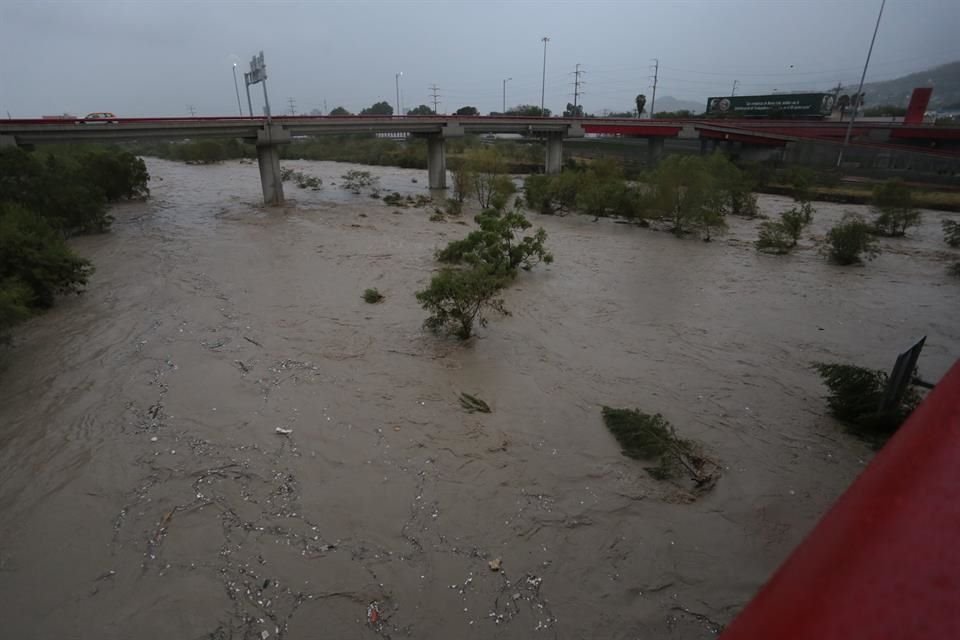 La basura del lecho del Río Santa Catarina fue arrastrada por la corriente provocada por las lluvias de la tormenta 'Fernand'.