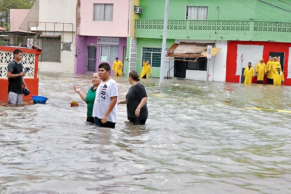 Con calma, vecinos aceptaron salir de sus casas en la Colonia Las Puentes 4 Sector.