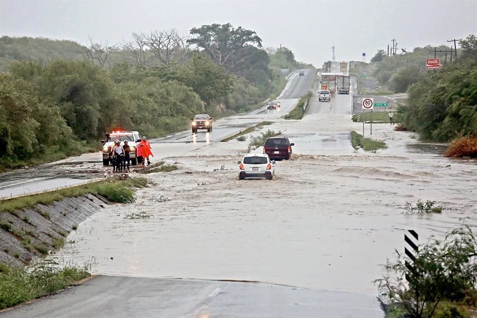 Elementos de Protección Civil resguardaron durante el día el kilómetro 180 de la vía rumbo a Linares.