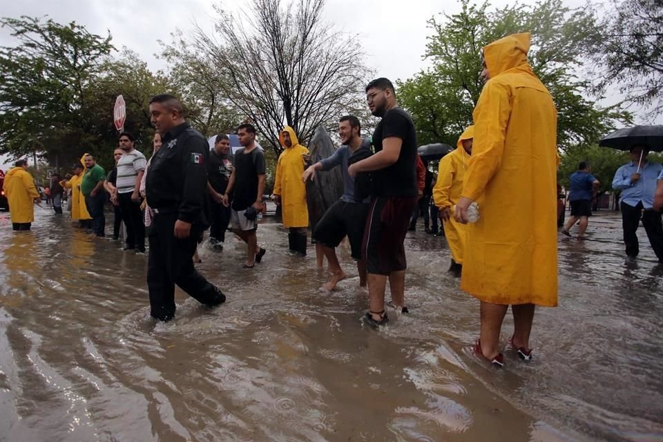 En San Nicolás, 40 familias fueron evacuadas por el desbordamiento de El Arroyo el Topo Chico.