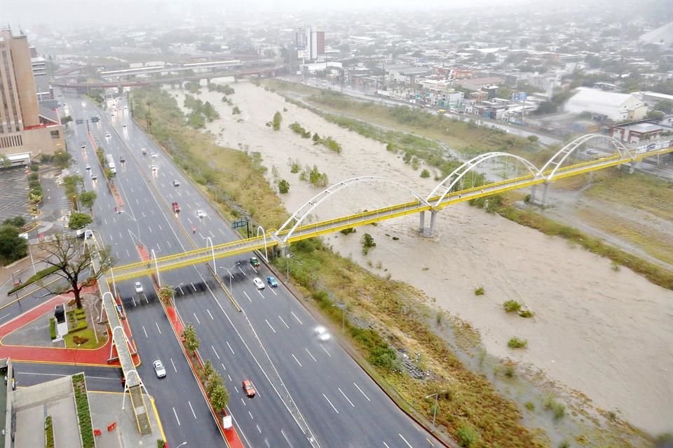 El Río Santa Catarina aumentó su caudal por las lluvias que trajo consigo la tormenta 'Fernand'.