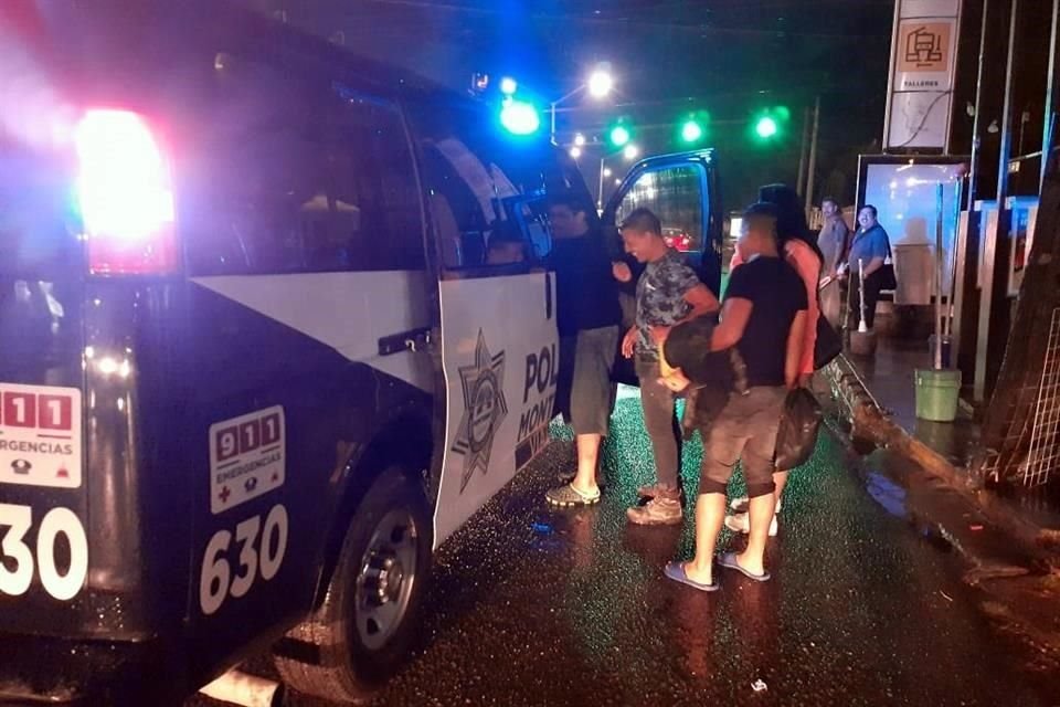 Ante la falta de transporte, algunos ciudadanos se trasladaron en patrullas de la Policía de Monterrey.