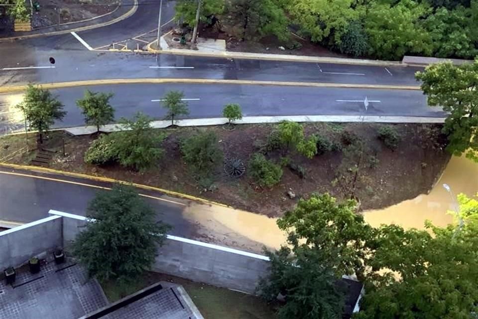 En San Pedro todos los cruces que anoche fueron cerrados, esta mañana ya fueron liberados a la circulación, excepto el Puente 1, en Chipinque, donde se registra un encharcamiento.